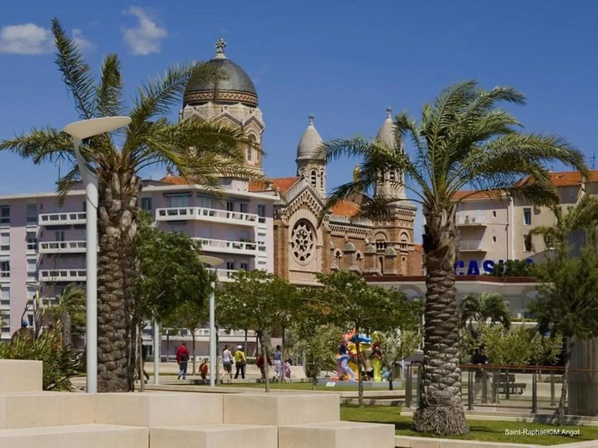 Appartement A 5 Min De La Plage Avec Terrasse Et Parking - Frejus - Fr-1-226A-106